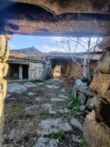 Casa de pueblo con amplio espacio exterior en Gallegos de Solmirón (Salamanca)