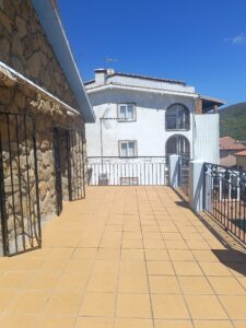 vivienda unifamiliar con patio, garaje y espectaculares vistas a la sierra en Tornavacas (Cáceres)