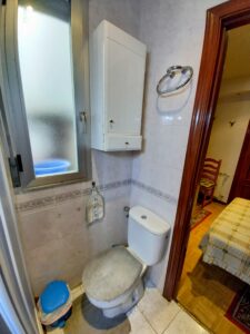 En Inmoservicios La Zagalla gestionamos la venta de un atractivo apartamento situado en la planta baja de un edificio construido en el año 1999, ubicado en El Barco de Ávila (Ávila). Su posición en planta baja garantiza un acceso cómodo y rápido. Con una superficie construida de 32 metros cuadrados, la vivienda presenta una distribución moderna y eficiente. El espacio principal combina el salón, la cocina y el comedor en un concepto abierto y continuo, maximizando la sensación de amplitud y luminosidad. La zona de descanso consta de un dormitorio independiente que incluye un cuarto de baño completo con ducha y, como valor añadido, tiene salida a un práctico patio interior, un espacio ideal para tender o almacenamiento. El apartamento se encuentra en buen estado de conservación, listo para entrar a vivir con una mínima puesta a punto. Las calidades incluyen cerramientos exteriores de aluminio y suelos de parquet que aportan calidez al hogar. En cuanto a las instalaciones, el inmueble cuenta con la preinstalación de calefacción individual de gas (dispone de caldera y radidadores, pero debe ser dados de alta) y, muy importante, todos los suministros están dados de alta. Esta es una ocasión excepcional por su inmejorable relación calidad-precio. Dada su ubicación céntrica, su estado y su bajo precio, este apartamento es perfecto como primera vivienda para solteros o parejas, como vivienda vacacional para disfrutar del entorno de la Sierra de Gredos, o como una inversión altamente rentable para alquiler, garantizando una alta demanda.