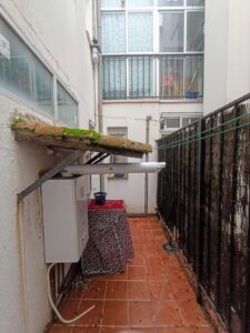 En Inmoservicios La Zagalla gestionamos la venta de un atractivo apartamento situado en la planta baja de un edificio construido en el año 1999, ubicado en El Barco de Ávila (Ávila). Su posición en planta baja garantiza un acceso cómodo y rápido. Con una superficie construida de 32 metros cuadrados, la vivienda presenta una distribución moderna y eficiente. El espacio principal combina el salón, la cocina y el comedor en un concepto abierto y continuo, maximizando la sensación de amplitud y luminosidad. La zona de descanso consta de un dormitorio independiente que incluye un cuarto de baño completo con ducha y, como valor añadido, tiene salida a un práctico patio interior, un espacio ideal para tender o almacenamiento. El apartamento se encuentra en buen estado de conservación, listo para entrar a vivir con una mínima puesta a punto. Las calidades incluyen cerramientos exteriores de aluminio y suelos de parquet que aportan calidez al hogar. En cuanto a las instalaciones, el inmueble cuenta con la preinstalación de calefacción individual de gas (dispone de caldera y radidadores, pero debe ser dados de alta) y, muy importante, todos los suministros están dados de alta. Esta es una ocasión excepcional por su inmejorable relación calidad-precio. Dada su ubicación céntrica, su estado y su bajo precio, este apartamento es perfecto como primera vivienda para solteros o parejas, como vivienda vacacional para disfrutar del entorno de la Sierra de Gredos, o como una inversión altamente rentable para alquiler, garantizando una alta demanda.