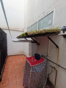 En Inmoservicios La Zagalla gestionamos la venta de un atractivo apartamento situado en la planta baja de un edificio construido en el año 1999, ubicado en El Barco de Ávila (Ávila). Su posición en planta baja garantiza un acceso cómodo y rápido. Con una superficie construida de 32 metros cuadrados, la vivienda presenta una distribución moderna y eficiente. El espacio principal combina el salón, la cocina y el comedor en un concepto abierto y continuo, maximizando la sensación de amplitud y luminosidad. La zona de descanso consta de un dormitorio independiente que incluye un cuarto de baño completo con ducha y, como valor añadido, tiene salida a un práctico patio interior, un espacio ideal para tender o almacenamiento. El apartamento se encuentra en buen estado de conservación, listo para entrar a vivir con una mínima puesta a punto. Las calidades incluyen cerramientos exteriores de aluminio y suelos de parquet que aportan calidez al hogar. En cuanto a las instalaciones, el inmueble cuenta con la preinstalación de calefacción individual de gas (dispone de caldera y radidadores, pero debe ser dados de alta) y, muy importante, todos los suministros están dados de alta. Esta es una ocasión excepcional por su inmejorable relación calidad-precio. Dada su ubicación céntrica, su estado y su bajo precio, este apartamento es perfecto como primera vivienda para solteros o parejas, como vivienda vacacional para disfrutar del entorno de la Sierra de Gredos, o como una inversión altamente rentable para alquiler, garantizando una alta demanda.